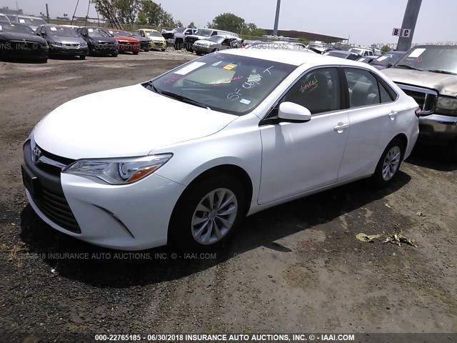 4T4BF1FK5FR463051 - 2015 TOYOTA CAMRY LE/XLE/SE/XSE WHITE photo 2