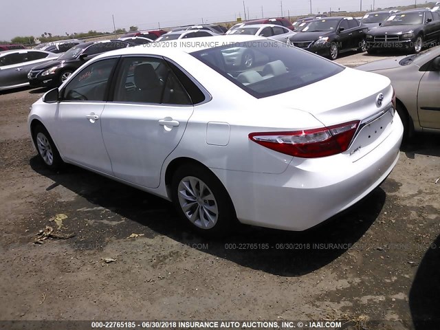 4T4BF1FK5FR463051 - 2015 TOYOTA CAMRY LE/XLE/SE/XSE WHITE photo 3