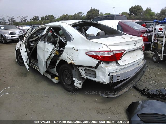 4T1BF1FK8HU301234 - 2017 TOYOTA CAMRY LE/XLE/SE/XSE WHITE photo 3
