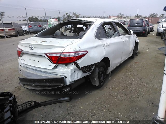 4T1BF1FK8HU301234 - 2017 TOYOTA CAMRY LE/XLE/SE/XSE WHITE photo 4