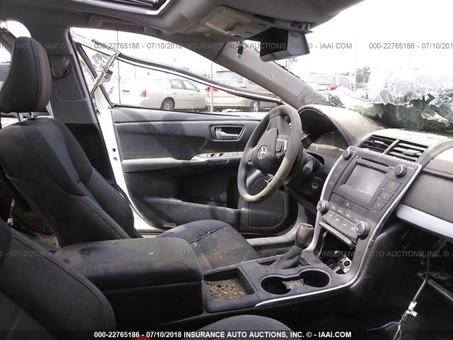 4T1BF1FK8HU301234 - 2017 TOYOTA CAMRY LE/XLE/SE/XSE WHITE photo 5