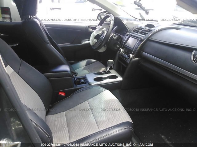 4T1BF1FKXEU318872 - 2014 TOYOTA CAMRY L/SE/LE/XLE 灰色 照片 5