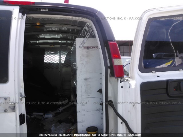 1GCZGTCA8B1127665 - 2011 CHEVROLET EXPRESS G3500  WHITE photo 8