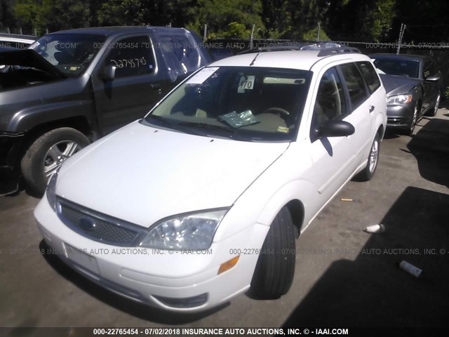 1FAFP36N05W177992 - 2005 FORD FOCUS ZXW WHITE photo 2