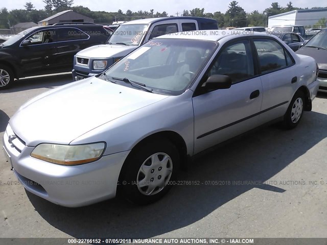 1HGCF8647XA042711 - 1999 HONDA ACCORD DX SILVER photo 2