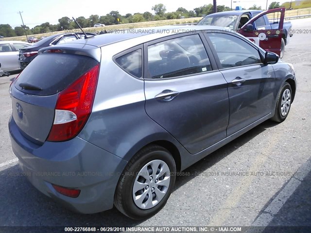 KMHCT5AE1HU326076 - 2017 HYUNDAI ACCENT SE GRAY photo 4