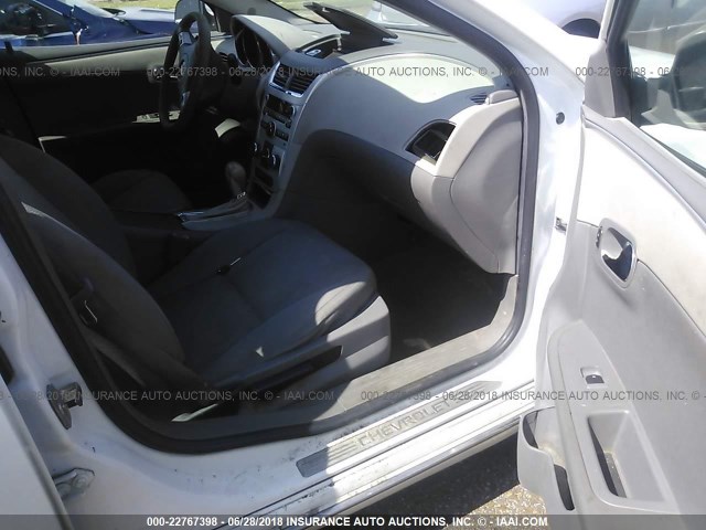 1G1ZC5E02AF175653 - 2010 CHEVROLET MALIBU 1LT თეთრი ფოტო 5