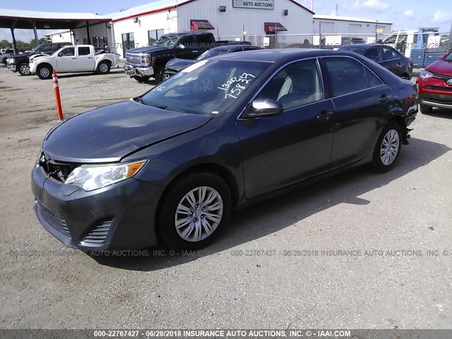 4T1BF1FK5DU718224 - 2013 TOYOTA CAMRY L/SE/LE/XLE 灰色 照片 2