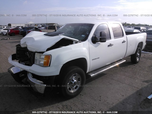 1GT12ZCG9BF260280 - 2011 GMC SIERRA K2500 HEAVY DUTY WHITE photo 2