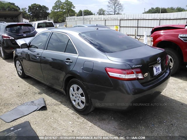 4T1BF3EK2AU052593 - 2010 TOYOTA CAMRY SE/LE/XLE GRAY photo 3