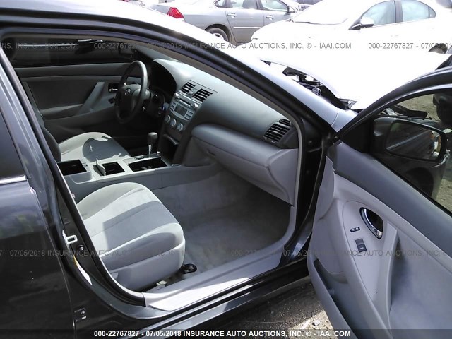 4T1BF3EK2AU052593 - 2010 TOYOTA CAMRY SE/LE/XLE GRAY photo 5