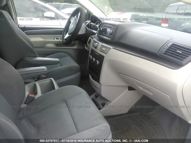 2V8HW44189R545902 - 2009 VOLKSWAGEN ROUTAN S BLUE photo 5