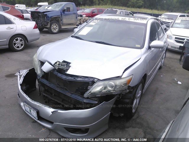 4T1BF3EK1AU527831 - 2010 TOYOTA CAMRY SE/LE/XLE SILVER photo 2