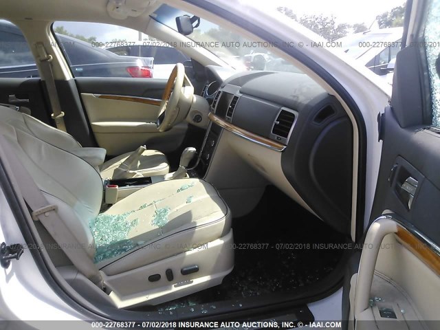 3LNHL2GC9AR626410 - 2010 LINCOLN MKZ WHITE photo 5