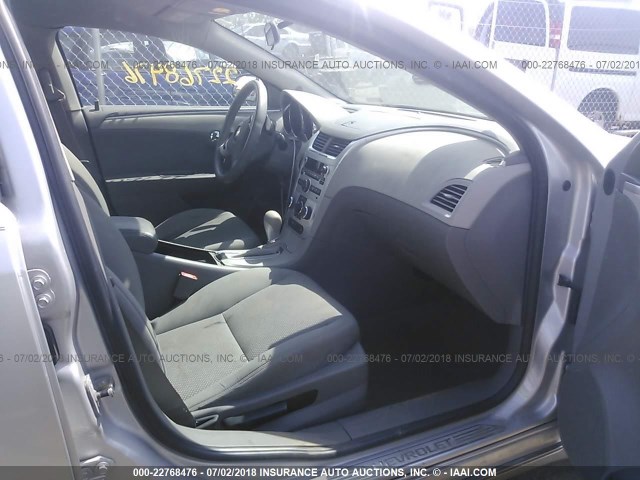 1G1ZC5E04AF174181 - 2010 CHEVROLET MALIBU 1LT ვერცხლისფერი ფოტო 5