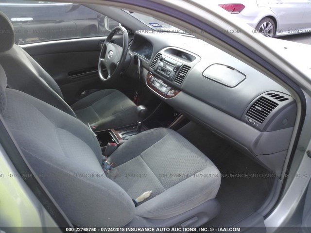 4T1BE32K02U063746 - 2002 TOYOTA CAMRY LE/XLE/SE 灰色 照片 5