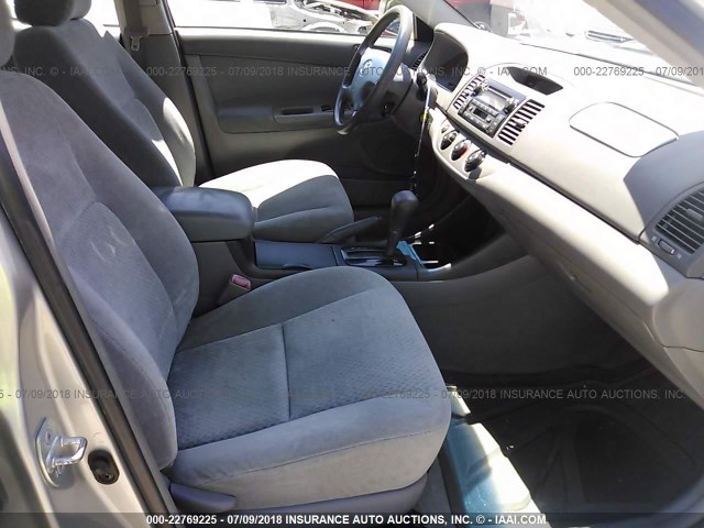 4T1BE32K44U909346 - 2004 TOYOTA CAMRY LE/XLE/SE 银色 照片 5