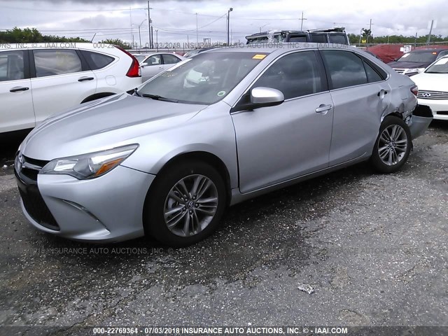 4T1BF1FK3HU789492 - 2017 TOYOTA CAMRY LE/XLE/SE/XSE SILVER photo 2