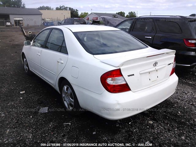 JTDBE32K820091564 - 2002 TOYOTA CAMRY LE/XLE/SE თეთრი ფოტო 3