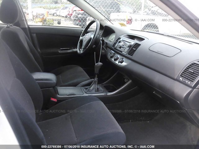 JTDBE32K820091564 - 2002 TOYOTA CAMRY LE/XLE/SE თეთრი ფოტო 5