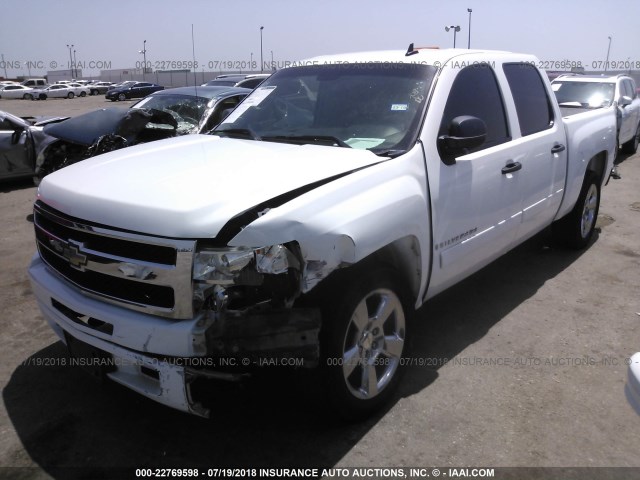 2GCEC13C571606854 - 2007 CHEVROLET SILVERADO C1500 CREW CAB WHITE photo 2