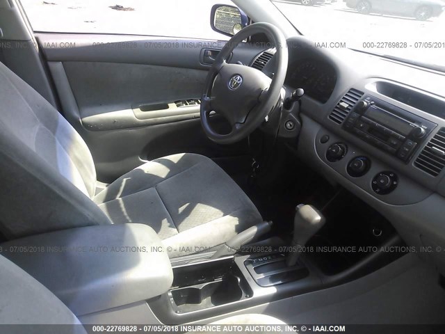 4T1BE32K02U617612 - 2002 TOYOTA CAMRY LE/XLE/SE ლურჯი ფოტო 5