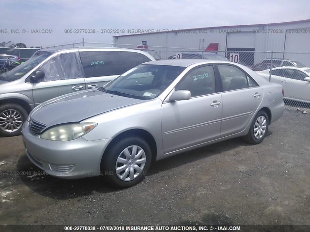 4T1BE32K05U595938 - 2005 TOYOTA CAMRY LE/XLE/SE ვერცხლისფერი ფოტო 2