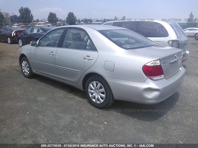 4T1BE32K05U595938 - 2005 TOYOTA CAMRY LE/XLE/SE SILVER photo 3