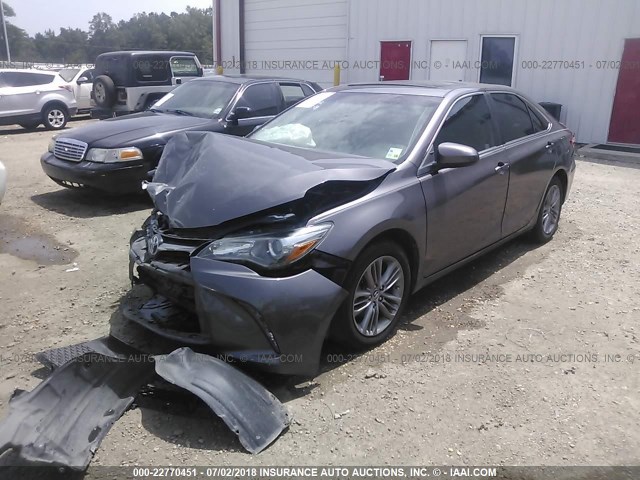 4T1BF1FK4FU478232 - 2015 TOYOTA CAMRY LE/XLE/SE/XSE GRAY photo 2