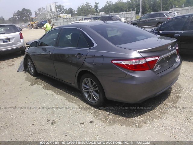 4T1BF1FK4FU478232 - 2015 TOYOTA CAMRY LE/XLE/SE/XSE GRAY photo 3
