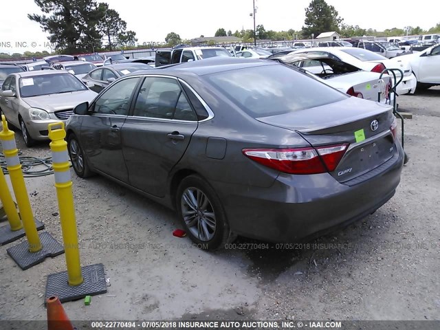 4T1BF1FK6GU214740 - 2016 TOYOTA CAMRY LE/XLE/SE/XSE 灰色 照片 3