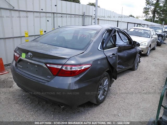 4T1BF1FK6GU214740 - 2016 TOYOTA CAMRY LE/XLE/SE/XSE 灰色 照片 4