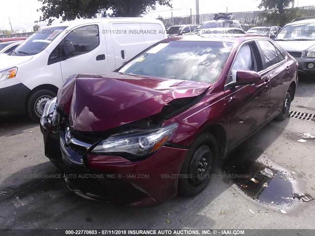 4T1BF1FK7HU770377 - 2017 TOYOTA CAMRY LE/XLE/SE/XSE 栗色 照片 2