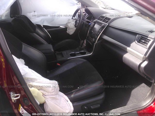 4T1BF1FK7HU770377 - 2017 TOYOTA CAMRY LE/XLE/SE/XSE 栗色 照片 5