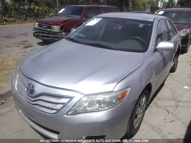 4T1BF3EK8AU084805 - 2010 TOYOTA CAMRY SE/LE/XLE SILVER photo 2