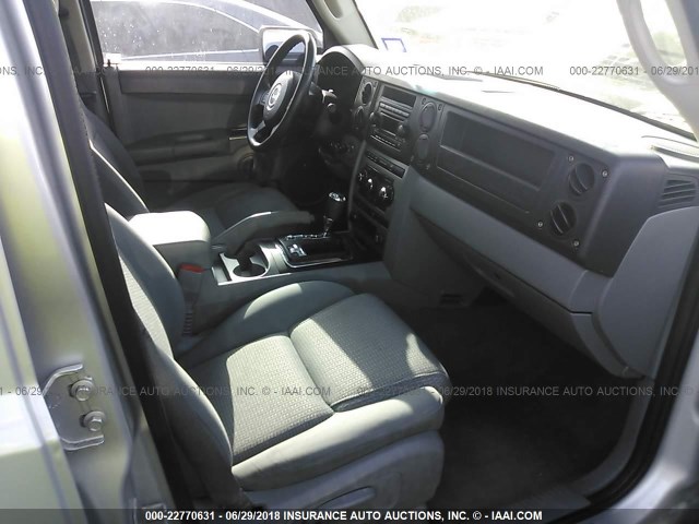 1J8HG48P77C671254 - 2007 JEEP COMMANDER ნაცრისფერი ფოტო 5