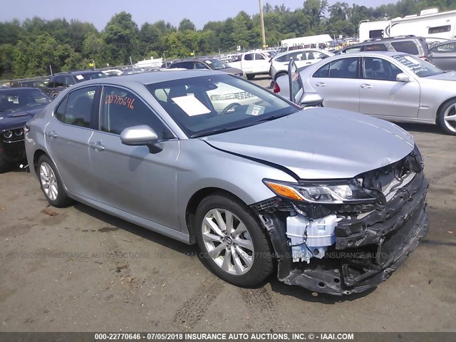 4T1B11HK1JU525429 - 2018 TOYOTA CAMRY L/LE/XLE/SE/XSE SILVER photo 1