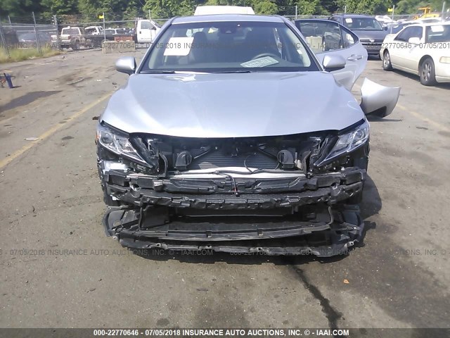 4T1B11HK1JU525429 - 2018 TOYOTA CAMRY L/LE/XLE/SE/XSE SILVER photo 6