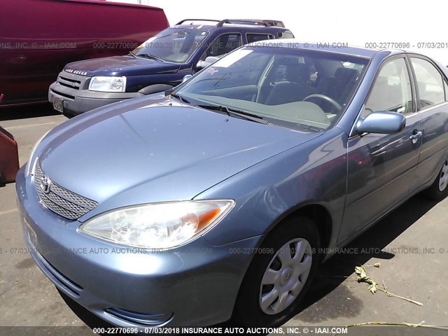 JTDBE32K920117993 - 2002 TOYOTA CAMRY LE/XLE/SE ლურჯი ფოტო 2