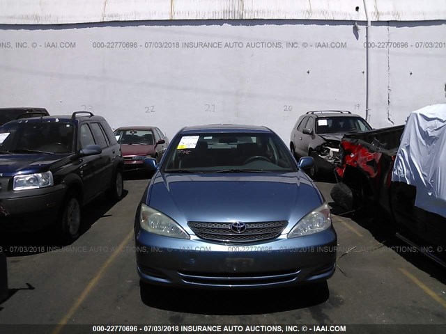 JTDBE32K920117993 - 2002 TOYOTA CAMRY LE/XLE/SE ლურჯი ფოტო 6