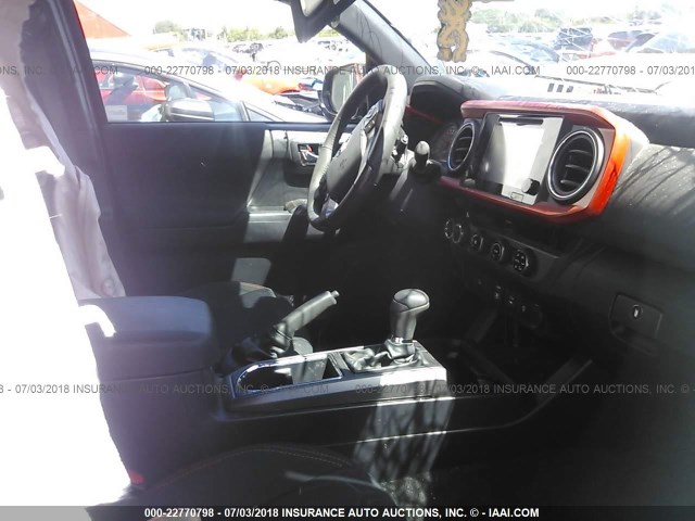 3TMCZ5AN8JM139821 - 2018 TOYOTA TACOMA DBL CAB/SR/TRDSPT/OR/PRO შავი ფოტო 5