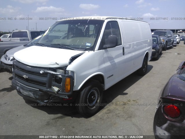 1GCHG35R611186999 - 2001 CHEVROLET EXPRESS G3500  WHITE photo 2