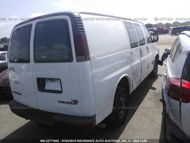 1GCHG35R611186999 - 2001 CHEVROLET EXPRESS G3500  WHITE photo 4