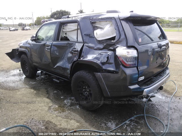 JTEBU5JR1J5537564 - 2018 TOYOTA 4RUNNER SR5 PREM/LTDL/TRAIL/TRD GRAY photo 3