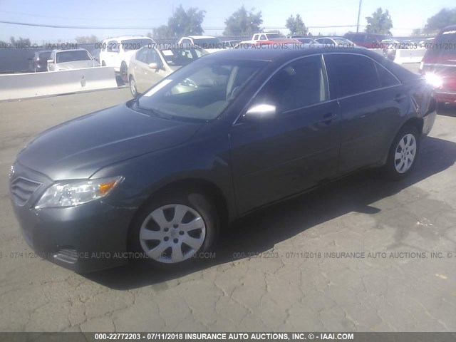 4T1BF3EK0BU647086 - 2011 TOYOTA CAMRY SE/LE/XLE ნაცრისფერი ფოტო 2
