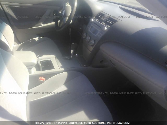 4T1BF3EK0BU647086 - 2011 TOYOTA CAMRY SE/LE/XLE ნაცრისფერი ფოტო 5
