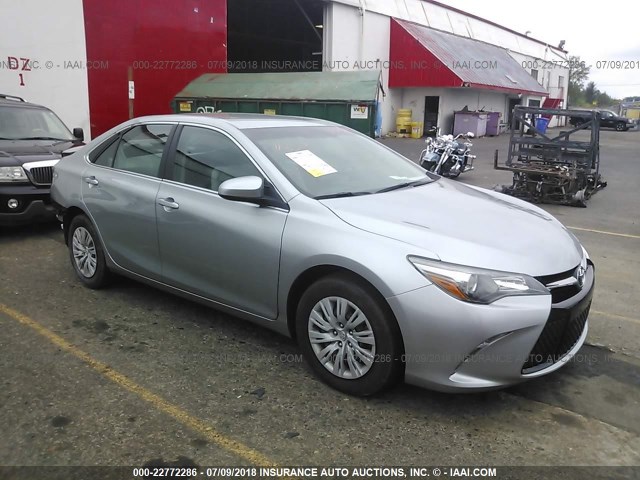 4T1BF1FK2FU026635 - 2015 TOYOTA CAMRY LE/XLE/SE/XSE GRAY photo 1