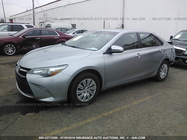 4T1BF1FK2FU026635 - 2015 TOYOTA CAMRY LE/XLE/SE/XSE GRAY photo 2