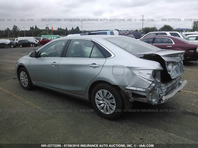 4T1BF1FK2FU026635 - 2015 TOYOTA CAMRY LE/XLE/SE/XSE GRAY photo 3