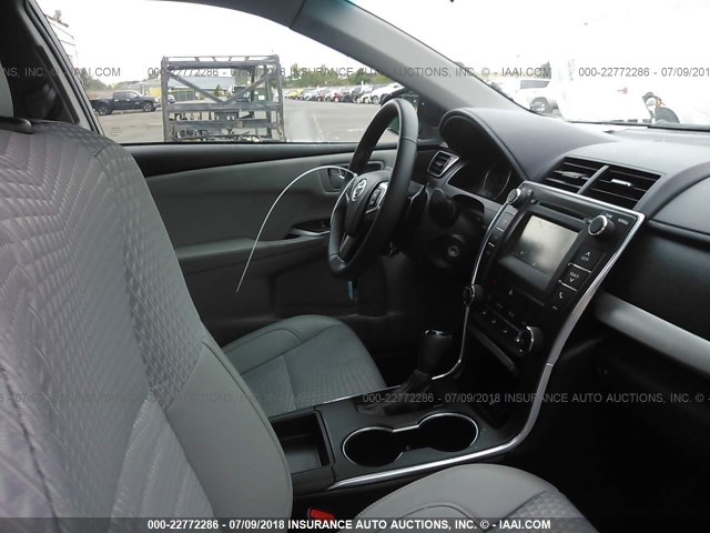 4T1BF1FK2FU026635 - 2015 TOYOTA CAMRY LE/XLE/SE/XSE GRAY photo 5
